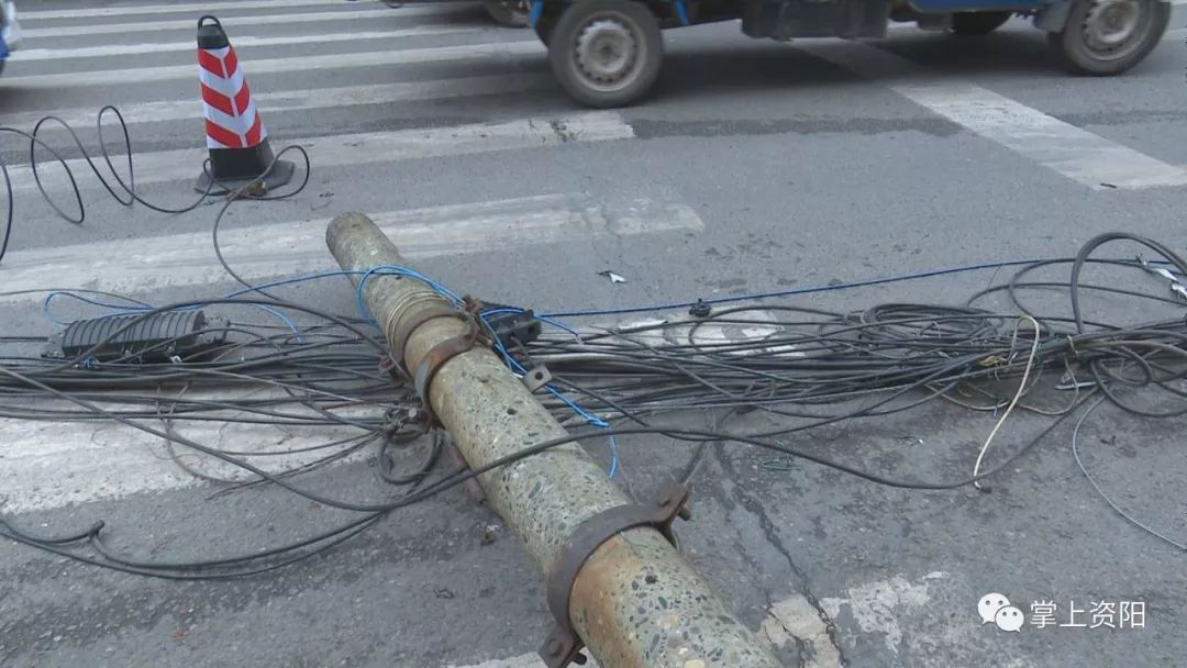 貨車掛斷七根電桿，通信線路受損嚴重